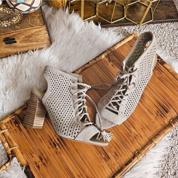 Marc Fisher Satire Lace Up Suede Leather Sandal. - Picture 14 of 14